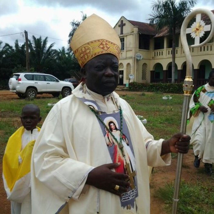L'évêque d'eseka n'est plus. Dieudonné Bogmis est retrouvé mort dans sa  chambre hier à Eséka au centre du Cameroun. - Radio Ndarason
